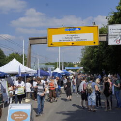 100.000 people on the Universitätsstraße