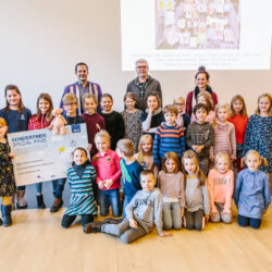 More than 100 school children came to the conference center for the award ceremony of this year's painting competition. The photo shows the special prize winner from the Köllerholz-Schule.
