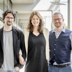 From left to right, IGSN alumni Fabian Schönfeld, Naima Rüther, and Nils Kasties (known as the “fabulous three”). ©Marquard, RUB