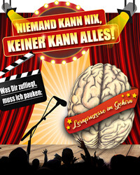 Illustration of a stage with a large brain and a microphone, featuring the text 'Niemand kann nix, keiner kann alles!' and 'Lampenfieber im Gehirn' in a lively performance setting with an audience in the foreground.